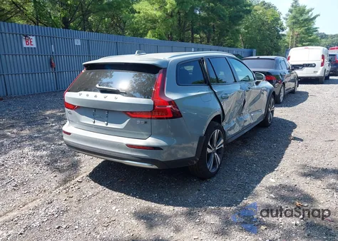 2025 Volvo V60 Cross Country B5 Plus z USA, uszkodzony, nr VIN YV4L12WK2S2149755